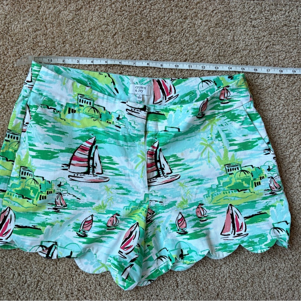Crown & Ivy Shelby Scalloped Hem Sailboat Women's Shorts Size: 6 White Green